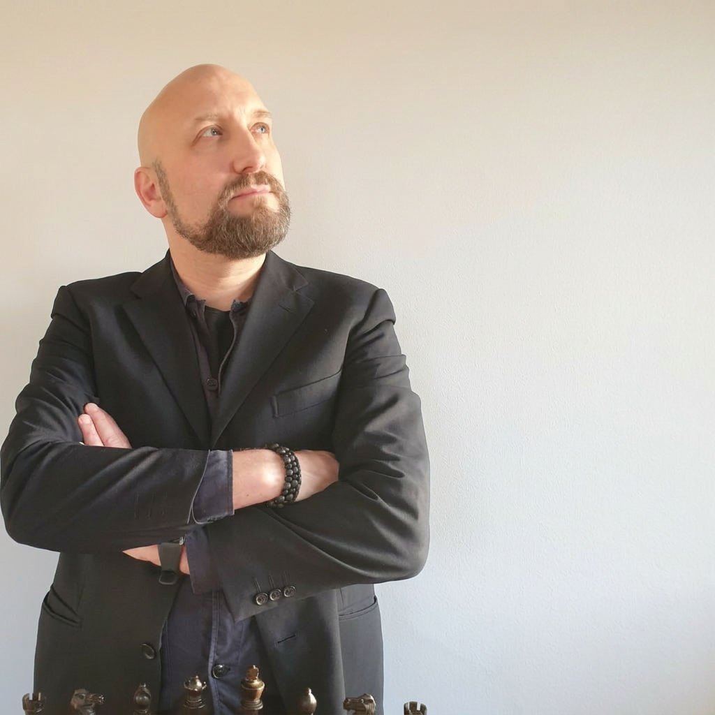 Porträtt av IM Jesper Hall vid schackbrädet